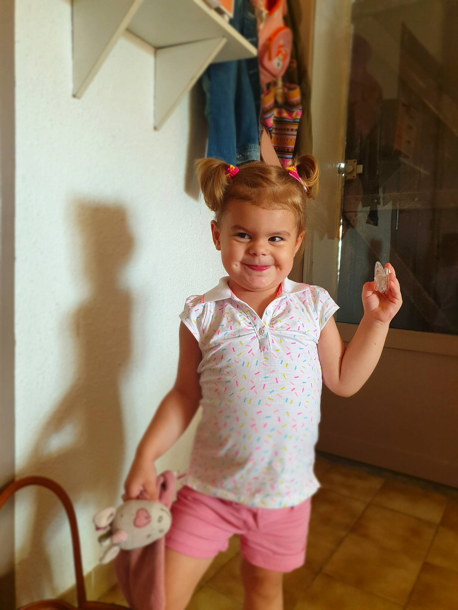 Ilyana participe au concours pour gagner de l'argent avec cette photo : child, daughter, happy, joy, person, pink, play, room, smile, standing, textile, toddler, vacation