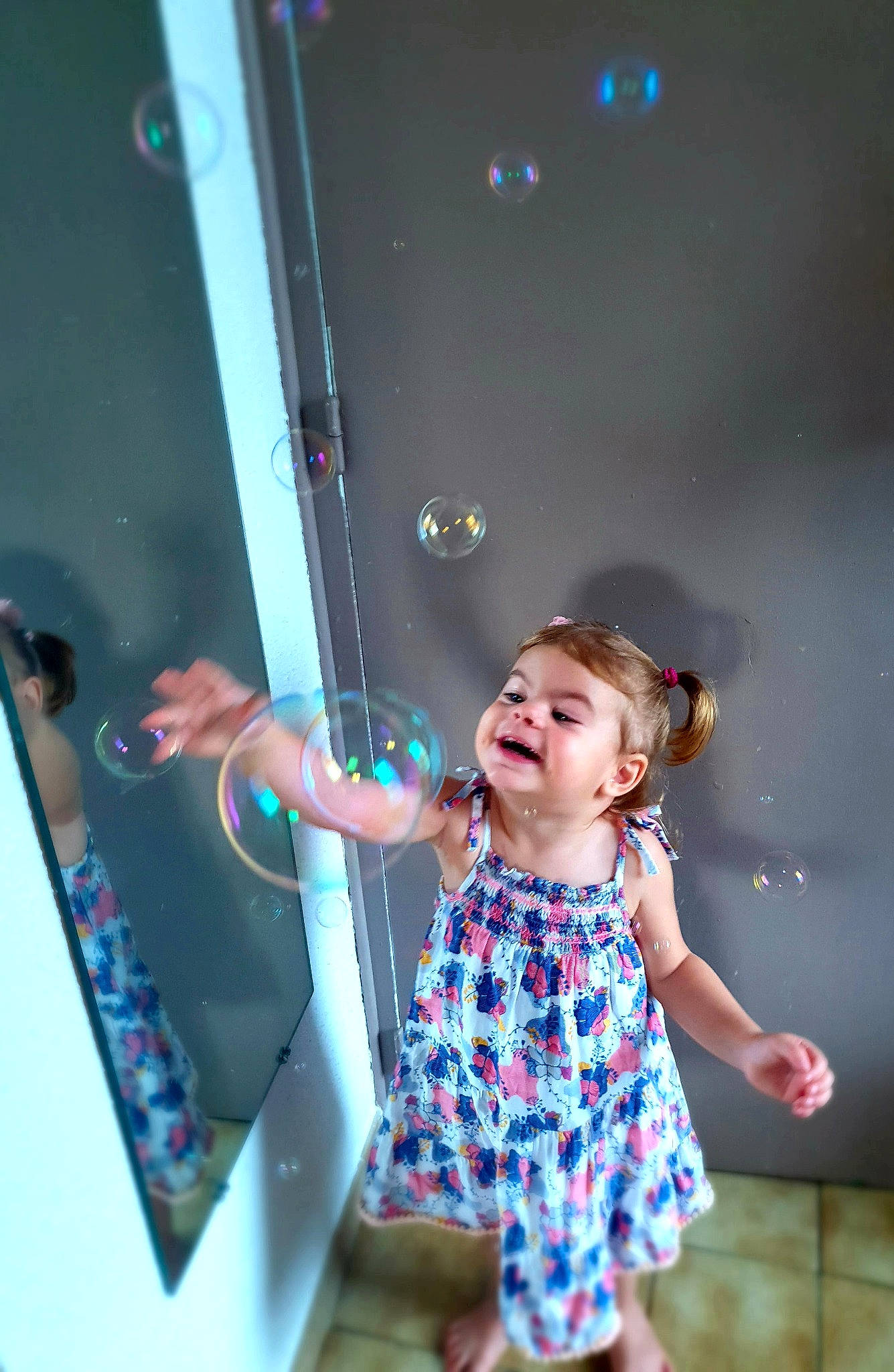 Ilyana participe au concours pour gagner de l'argent avec cette photo : child, fun, leisure, party, performance, person, play, skin, standing, toddler, vacation