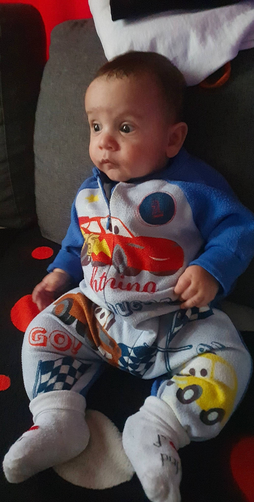 Shady participe au concours pour gagner de l'argent avec cette photo : baby, baby_products, baby_toddler_clothing, carmine, cheek, child, cool, fun, hand, happy, head, knee, lap, person, personal_protective_equipment, riding_toy, sitting, sleeve, sock, t_shirt