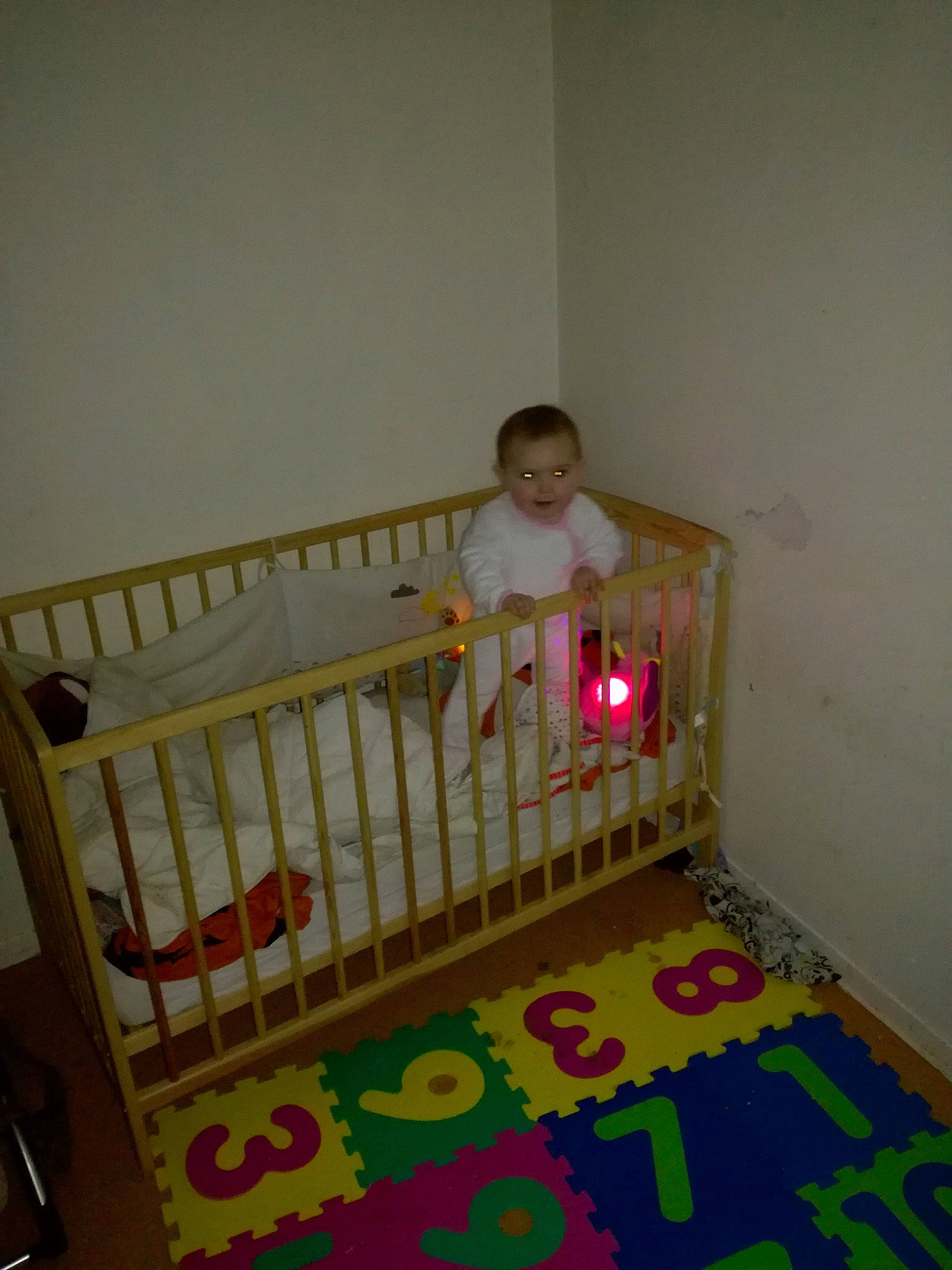 Aimy a rejoint le concours — aidez-le/la à gagner de superbes lots ! baby_products, baby_toys, bed, bed_sheet, child, floor, furniture, house, infant_bed, nursery, person, product, room, toddler