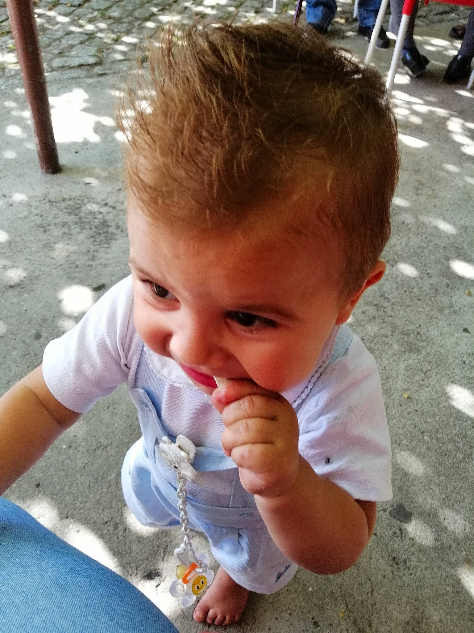 Pedro participe au concours pour gagner de l'argent avec cette photo : baby, child, eating, finger, fun, hand, joy, nose, person, play, smile, summer, toddler, vacation, water