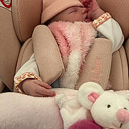 Mila a rejoint le concours — aidez-le/la à gagner de superbes lots ! baby, sleeping, car_seat, pink_clothing, hat, plush_toy, soft_texture, infant, hand, blanket, cute, child, indoors, cozy, peaceful, toddler, face, warm, resting, comfort