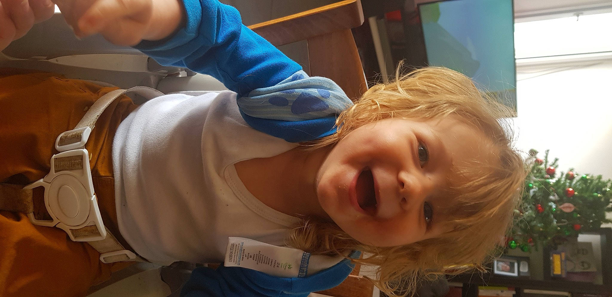 Ezékiel a rejoint le concours — aidez-le/la à gagner de superbes lots ! cheek, child, elbow, fun, happy, leisure, mouth, nose, person, room, service, sitting, skin, smile, television, thumb, toddler, tree, vacation