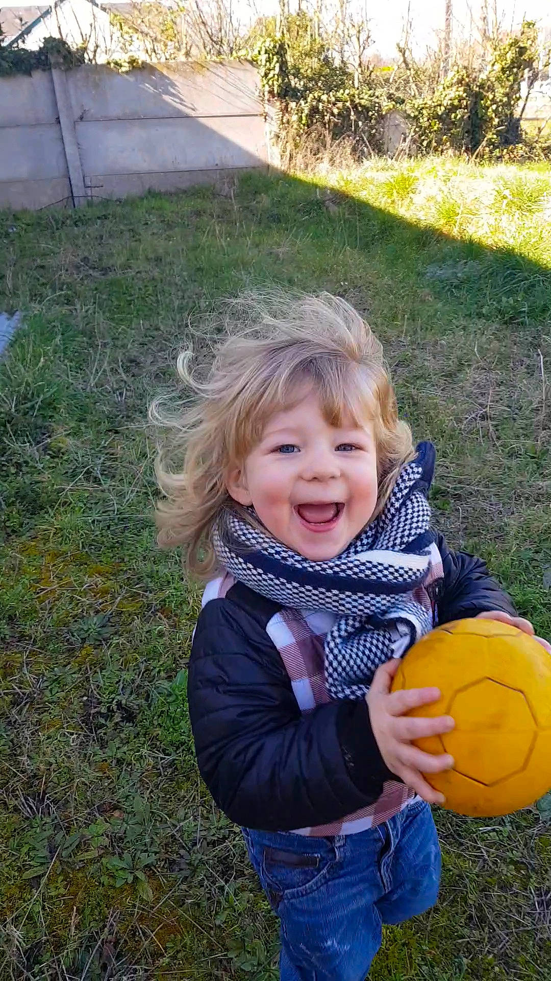 Ezékiel a rejoint le concours — aidez-le/la à gagner de superbes lots ! ball, botany, calabaza, clothing, eye, fun, grass, green, hair, happy, head, human_body, jeans, lawn, people_in_nature, person, plant, pumpkin, smile, toddler