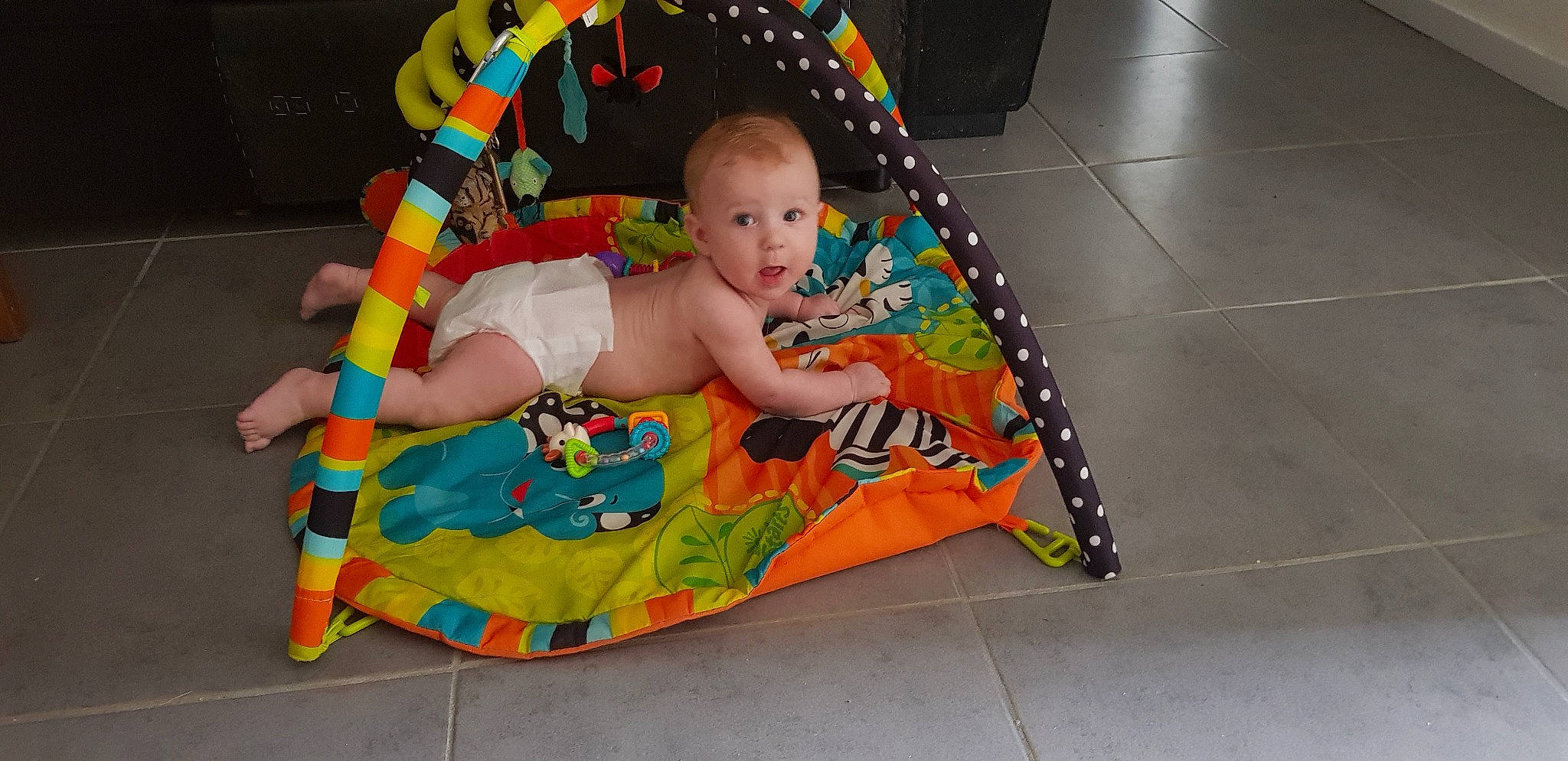 Ezékiel participe au concours pour gagner de l'argent avec cette photo : baby, baby_products, baby_toys, child, nap_mat, person, play, playmat, product, surprise, toddler, toy, tummy_time