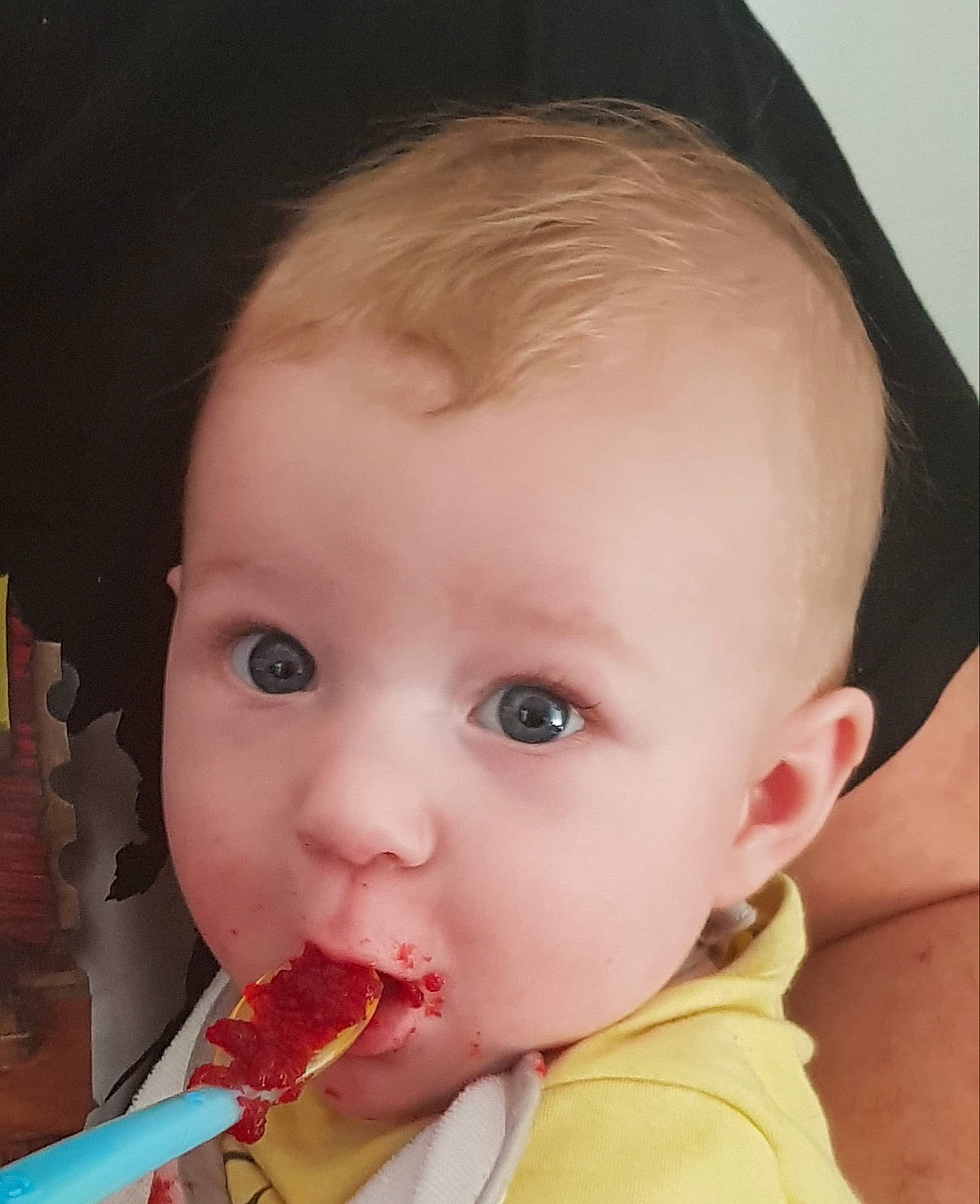 Ezékiel participe au concours pour gagner de l'argent avec cette photo : baby, baby_food, biting, cheek, child, chin, drooling, eating, eye, face, food, forehead, head, lip, mouth, neck, nose, person, skin, surprise