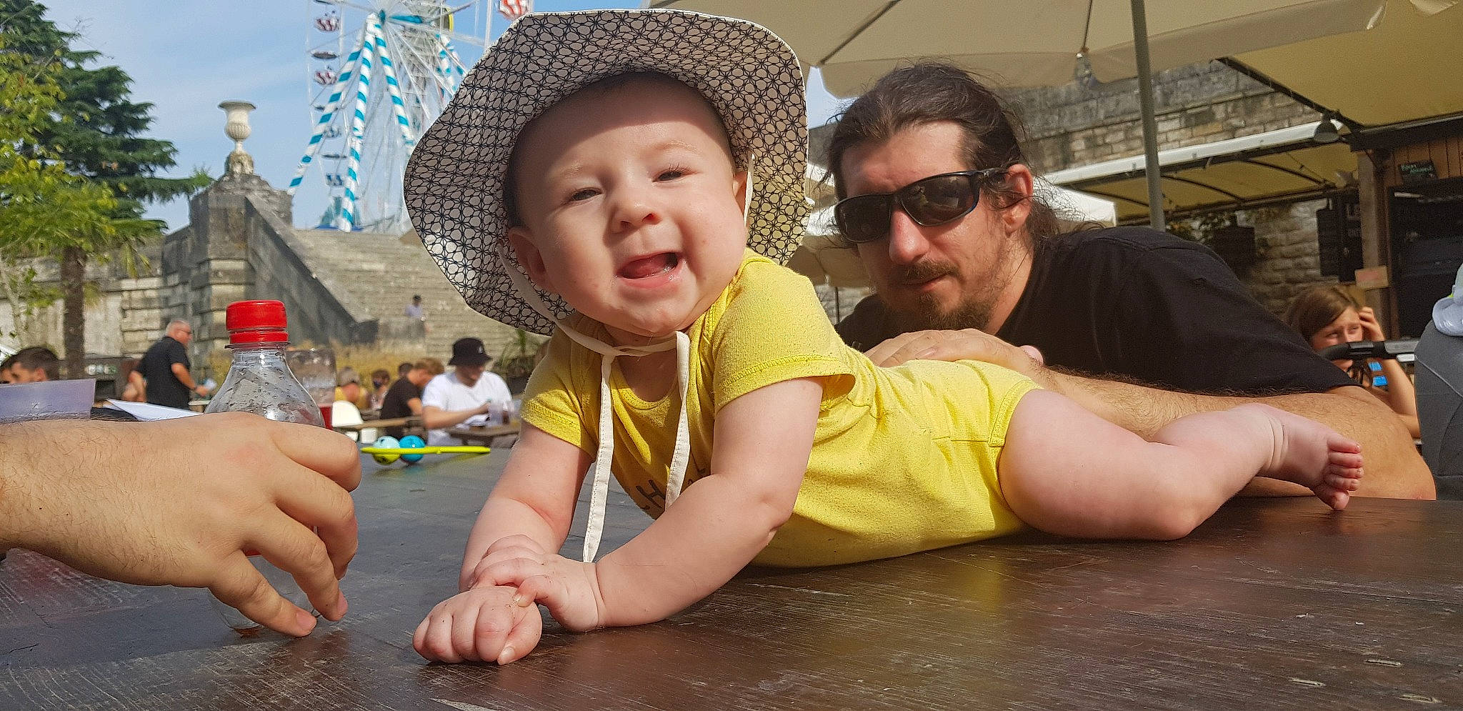 Ezékiel a rejoint le concours — aidez-le/la à gagner de superbes lots ! blurred, child, fun, headwear, person, toddler, under_exposed, vacation