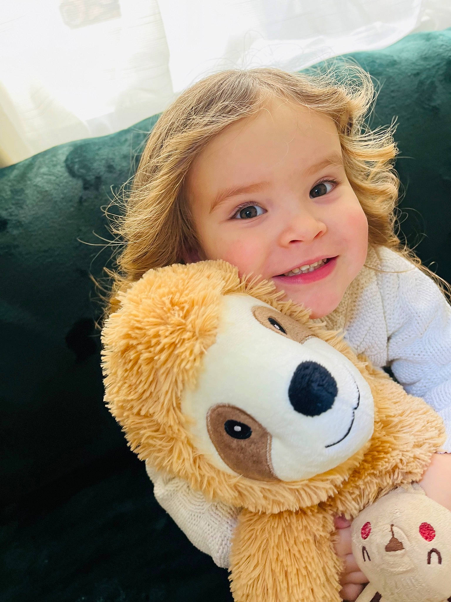 Jannah a rejoint le concours — aidez-le/la à gagner de superbes lots ! baby, baby_toddler_clothing, blond, brown_hair, cheek, child, companion_dog, eye, fawn, fun, fur, happy, joy, person, plush, skin, smile, stuffed_toy, teddy_bear, textile