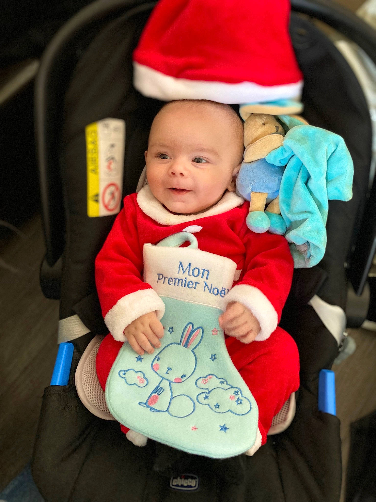 Noam a rejoint le concours — aidez-le/la à gagner de superbes lots ! baby, baby_products, baby_toddler_clothing, beard, cap, child, christmas, costume_hat, event, fictional_character, happy, hat, headgear, holiday, person, product, santa_claus, sleeve, smile, toddler