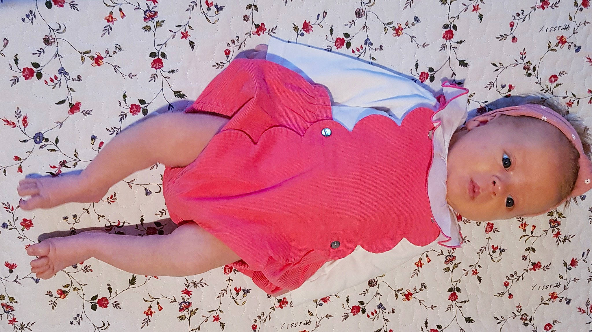 Lison participe au concours pour gagner de l'argent avec cette photo : baby, baby_toddler_clothing, carmine, flesh, font, happy, human_leg, illustration, knee, linens, magenta, nail, pattern, peach, person, pink, sleeve, textile, thigh, toddler