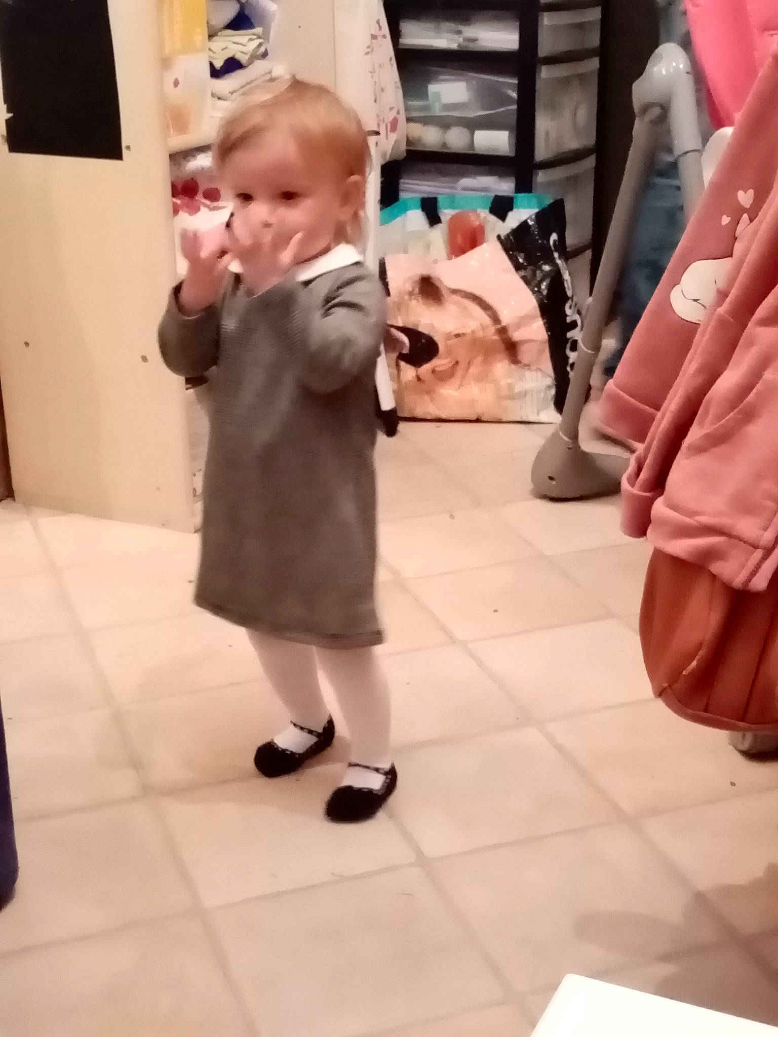 Sophie participe au concours pour gagner de l'argent avec cette photo : baby, baby_toddler_clothing, bag, boot, child, companion_dog, event, floor, flooring, fun, fur, gesture, happy, human_leg, joint, leg, person, sandal, skin, standing