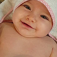 Selena a rejoint le concours — aidez-le/la à gagner de superbes lots ! baby, smiling, towel, hooded_towel, face, child, cute, indoor, skin, eyes, happy, infant, portrait, person, bath, pink, white, soft, closeup, newborn
