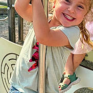 Mïa a rejoint le concours — aidez-le/la à gagner de superbes lots ! casual, child, fun, grip, hair, happy, joy, kid, legs, metal, outdoor, play, playground, pole, sandals, shorts, smiling, summer_clothing, sunlight, tshirt
