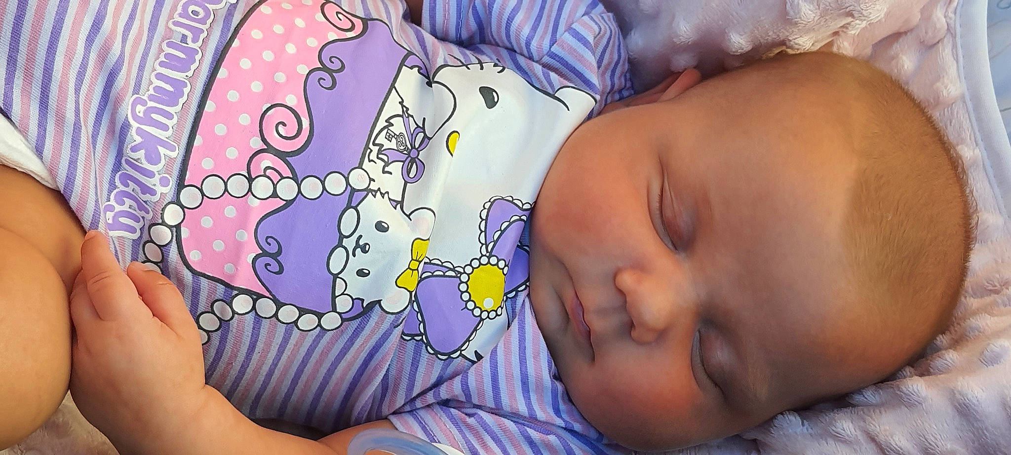 Lyly-rose a rejoint le concours — aidez-le/la à gagner de superbes lots ! baby, baby_sleeping, baby_toddler_clothing, blue, cheek, eye, eyebrow, finger, hand, human, iris, lip, mouth, nose, organ, person, pink, product, purple, skin