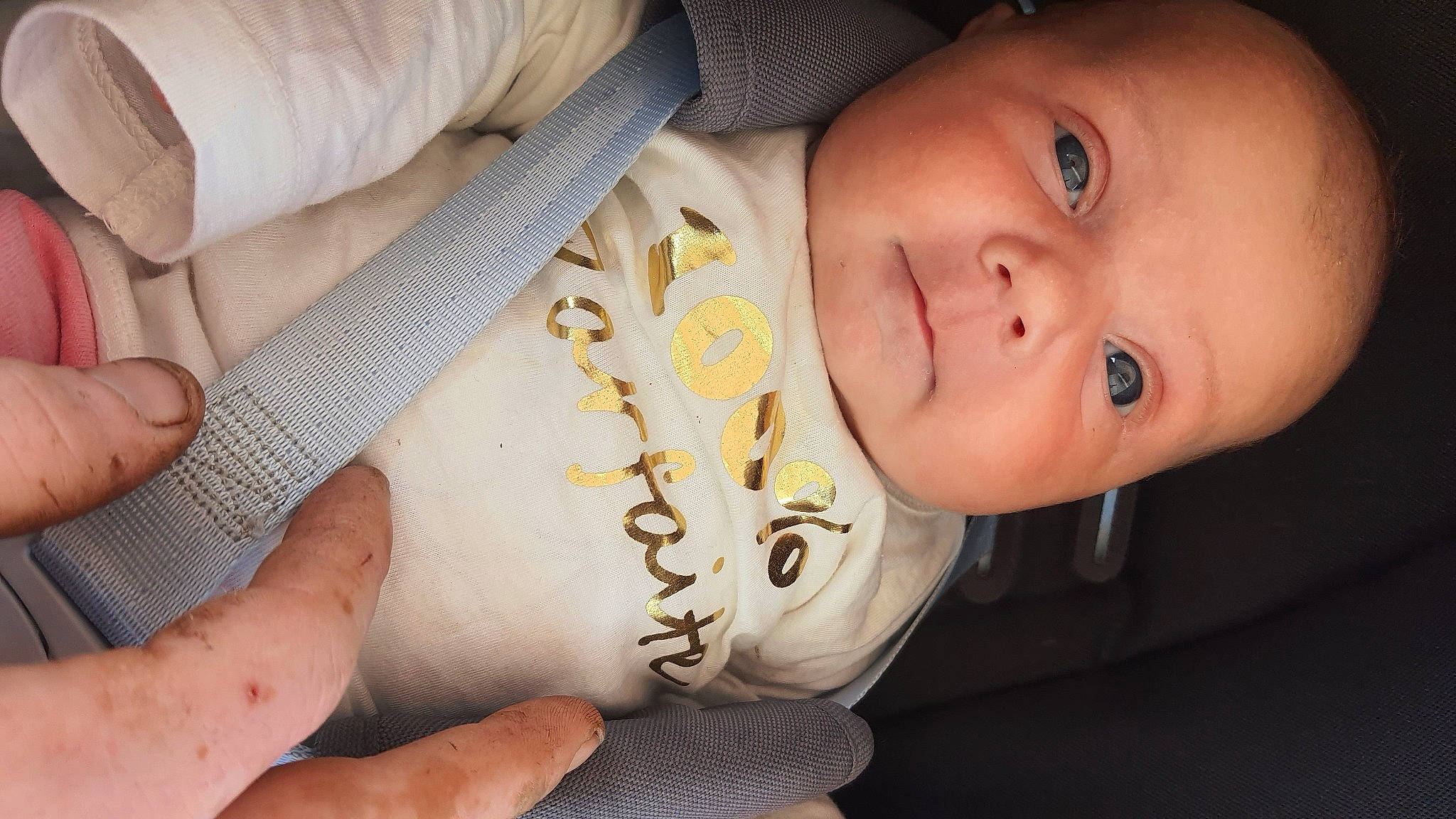 Lyly-rose a rejoint le concours — aidez-le/la à gagner de superbes lots ! baby, baby_toddler_clothing, cheek, child, comfort_food, eye, eyelash, finger, flash_photography, food, gesture, hand, happy, nail, nose, person, skin, smile, thumb, toddler