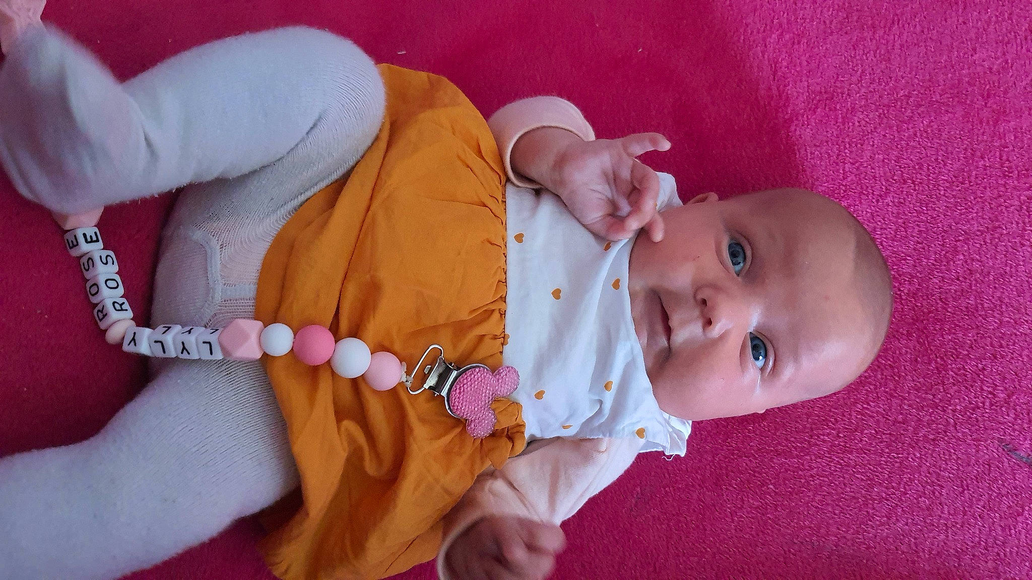 Lyly-rose a rejoint le concours — aidez-le/la à gagner de superbes lots ! arm, baby, baby_toddler_clothing, cheek, eye, facial_expression, finger, gesture, hand, happy, head, human_body, lip, mouth, nose, person, pink, skin, sleeve, smile