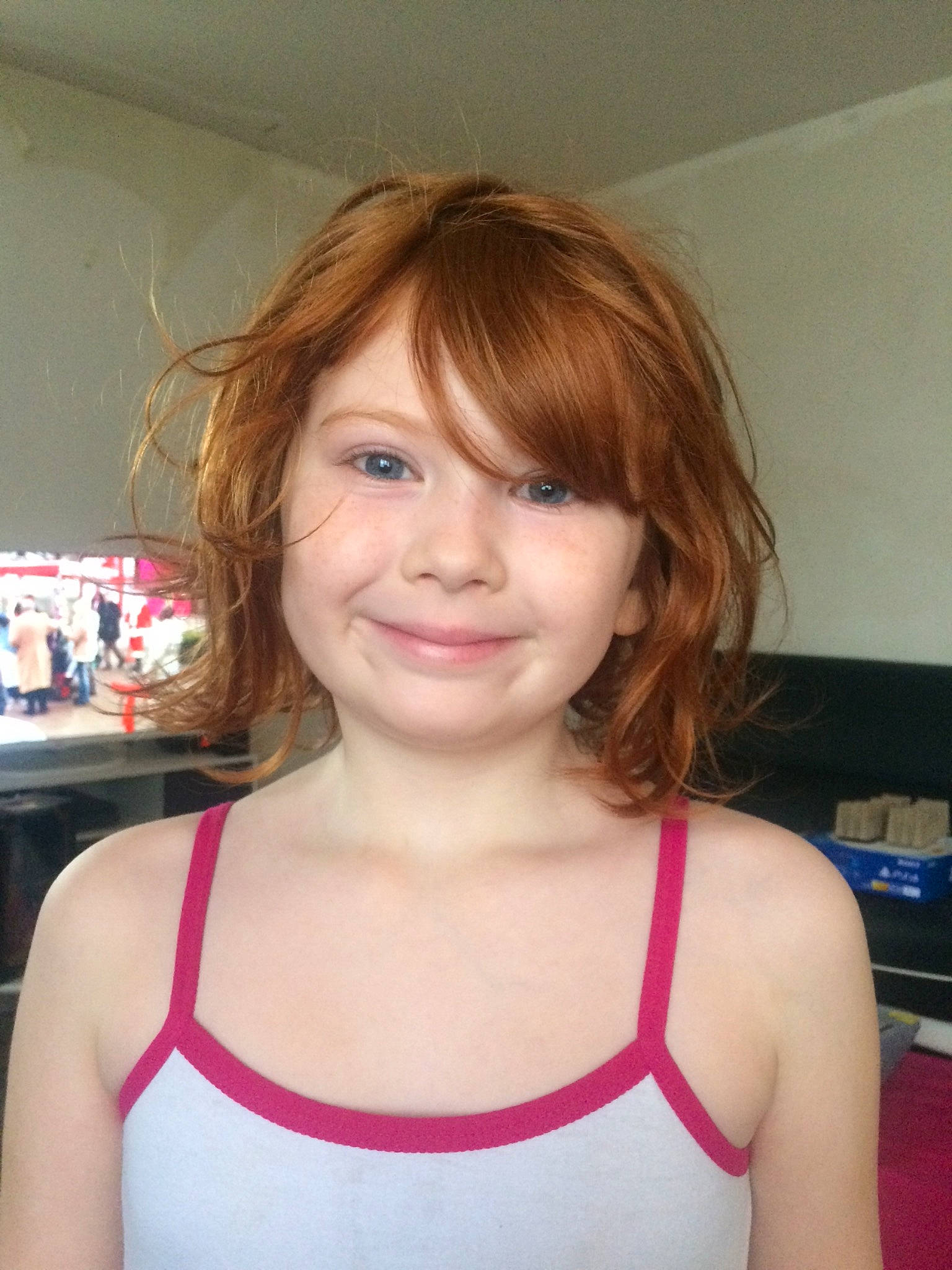 Alicia participe au concours pour gagner de l'argent avec cette photo : bangs, blond, bob_cut, brown_hair, cheek, child, child_model, chin, forehead, girl, hair, hair_coloring, hairstyle, head, human_hair_color, joy, layered_hair, lip, long_hair, person