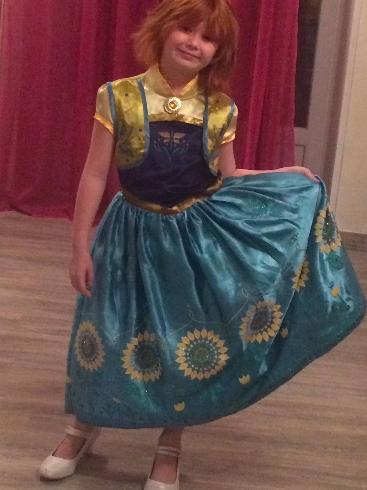 Alicia participe au concours pour gagner de l'argent avec cette photo : clothing, costume, dress, girl, joy, person