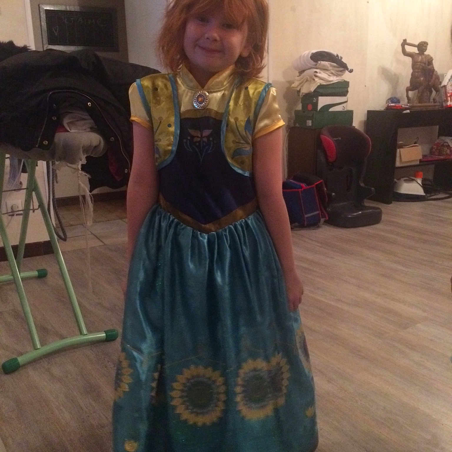 Alicia participe au concours pour gagner de l'argent avec cette photo : clothing, costume, dress, girl, gown, joy, person, textile