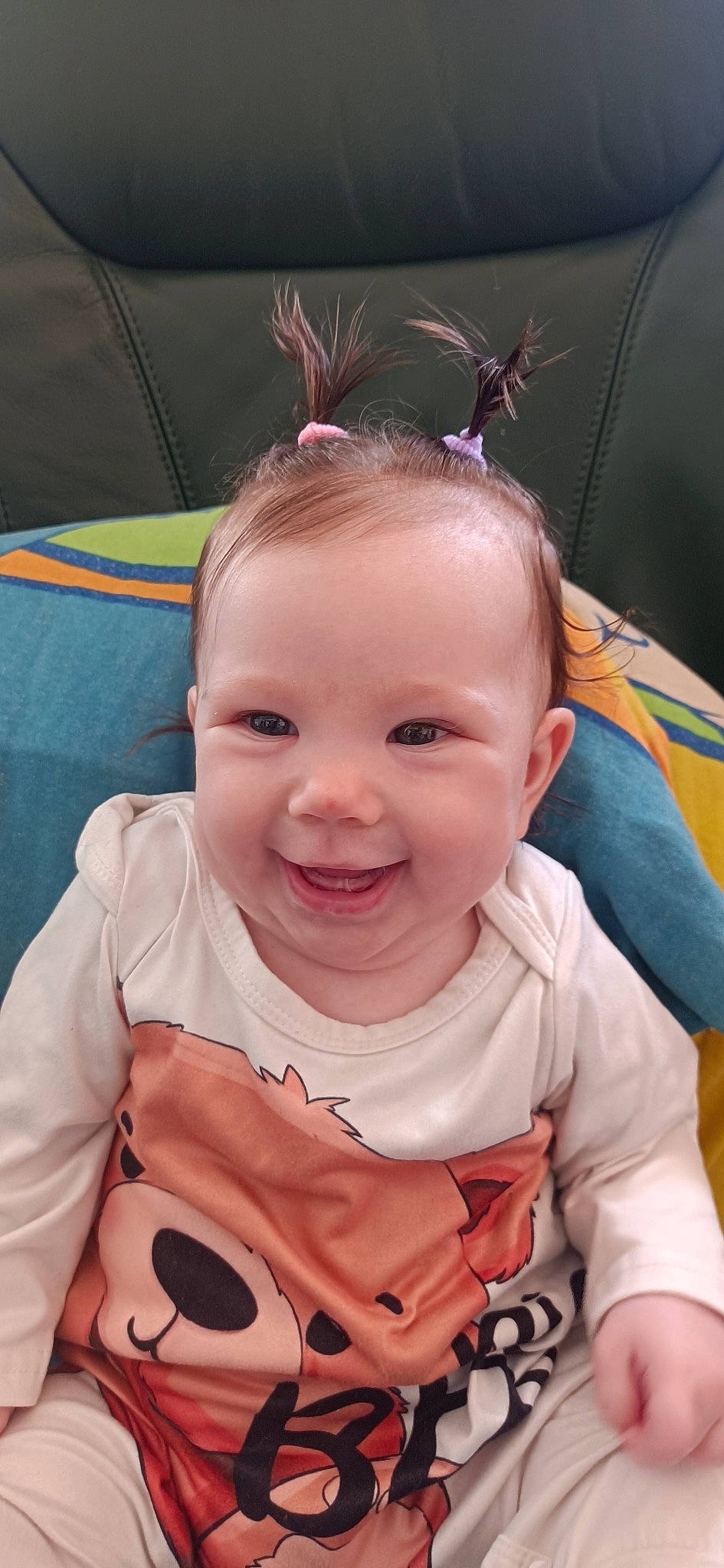 Hella participe au concours pour gagner de l'argent avec cette photo : baby, baby_toddler_clothing, cheek, chin, eyebrow, happy, human_body, iris, joy, lip, mouth, neck, nose, person, pink, product, skin, sleeve, smile, standing