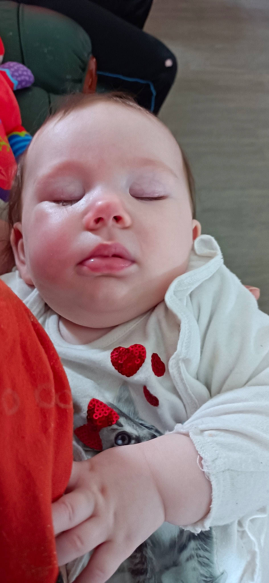 Hella a rejoint le concours — aidez-le/la à gagner de superbes lots ! baby, baby_toddler_clothing, cheek, child, chin, collar, comfort, eyelash, finger, gesture, happy, linens, lip, mouth, nose, person, pink, skin, sleeve, smile