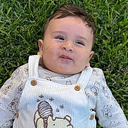 Sami participe au concours pour gagner de l'argent avec cette photo : baby, baby_clothes, bear_pattern, bee_pattern, child, cute, face, grass, greenery, happy, head, infant, lying_down, nature, onesie, outdoor, portrait, skin, smile, white_clothing