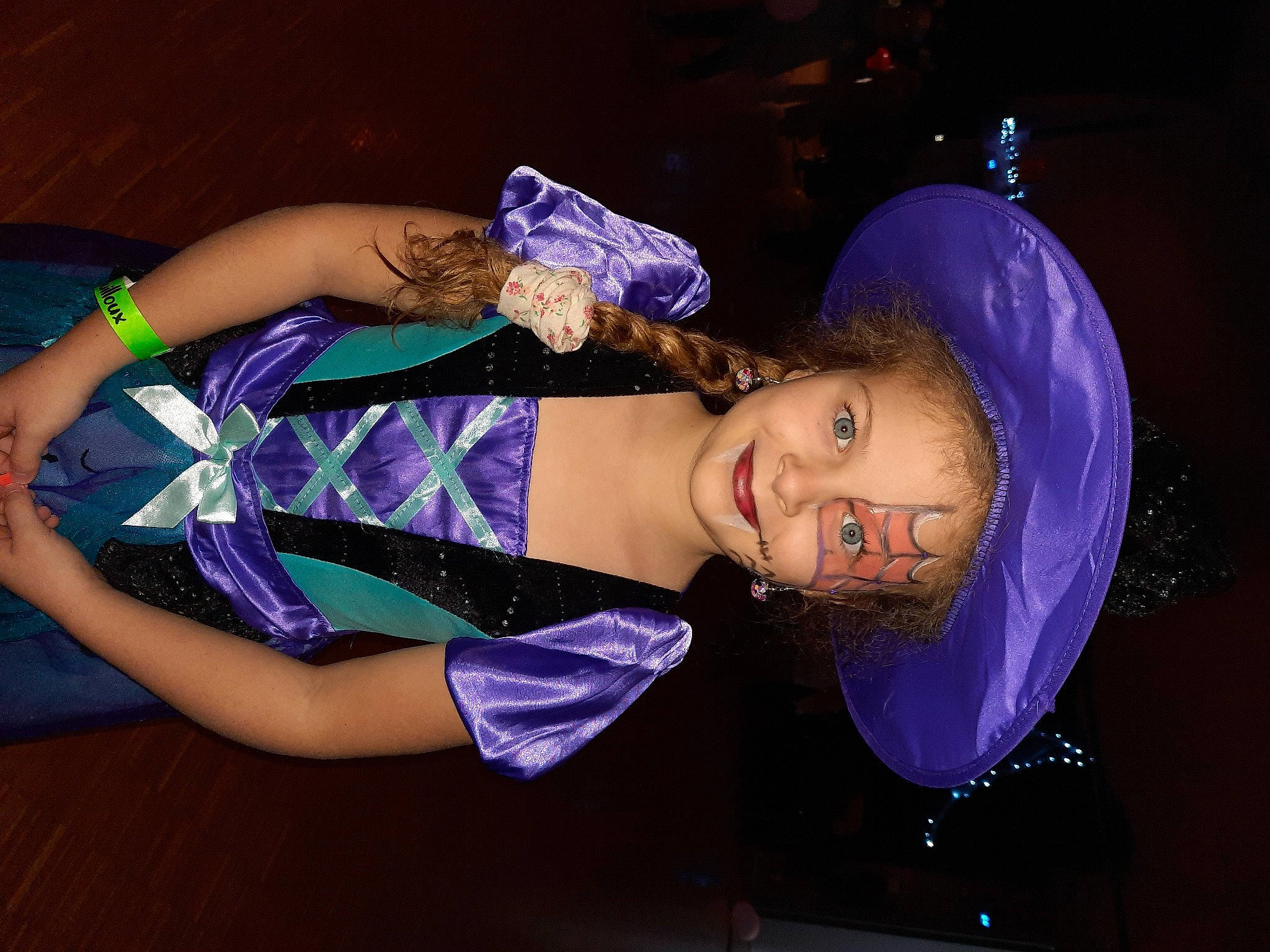 Lena participe au concours pour gagner de l'argent avec cette photo : cocktail_dress, costume, electric_blue, entertainment, event, fashion_accessory, fashion_design, flash_photography, fun, headpiece, human_leg, joy, magenta, makeover, performance, performing_arts, person, pink, purple, smile