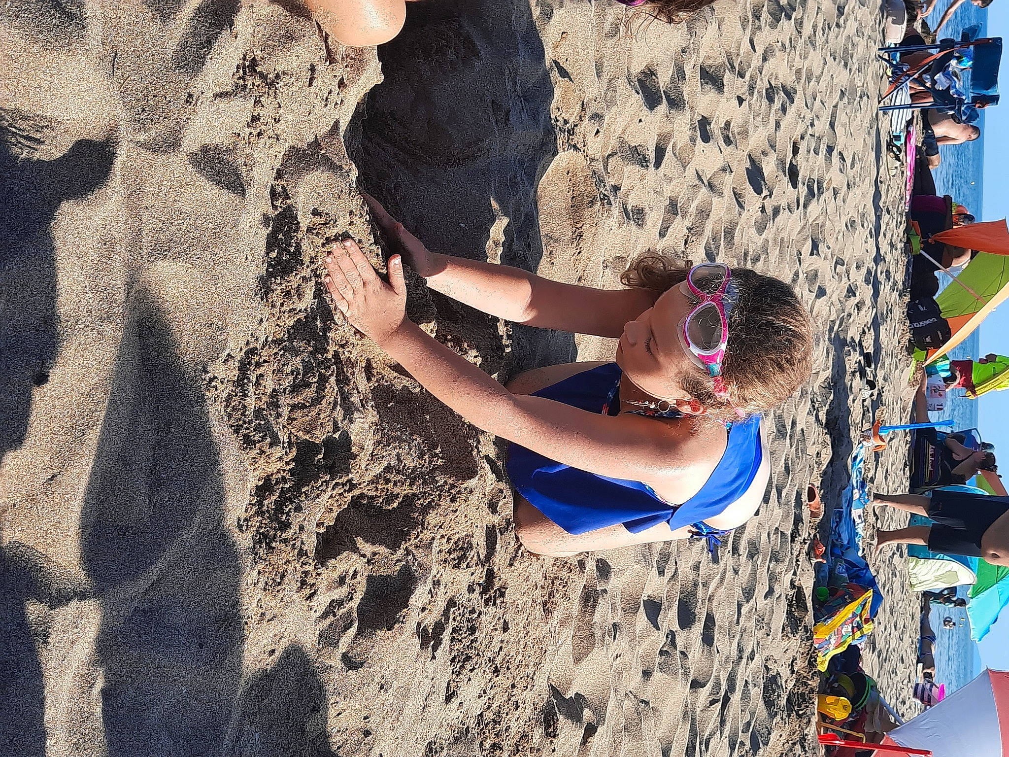 Lena a rejoint le concours — aidez-le/la à gagner de superbes lots ! adventure, beach, electric_blue, fun, happy, human_leg, landscape, leisure, people_in_nature, person, play, recreation, rock, sand, shadow, soil, sport_climbing, summer, thigh, travel