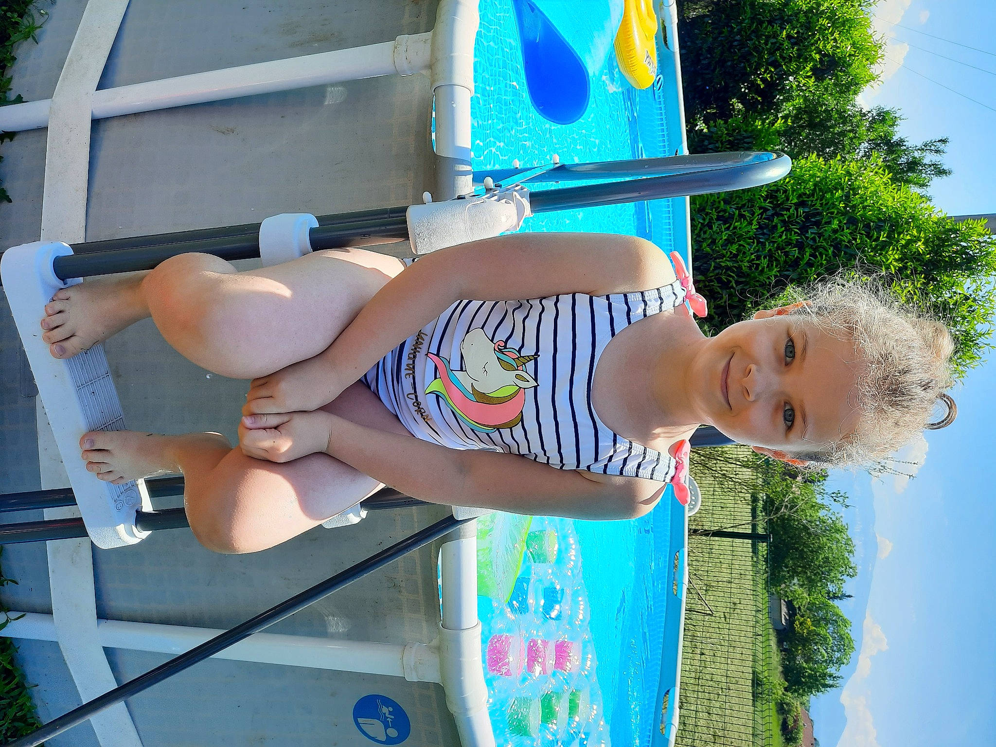 Lena participe au concours pour gagner de l'argent avec cette photo : azure, blue, child, electric_blue, fun, happy, hat, human_leg, joy, leisure, outdoor_furniture, person, plant, recreation, sandal, shorts, sky, t_shirt, thigh, tree