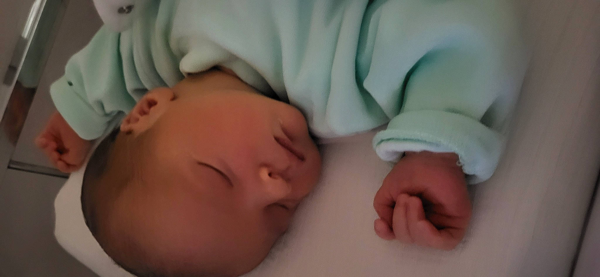 Antoine a rejoint le concours — aidez-le/la à gagner de superbes lots ! baby, baby_sleeping, baby_toddler_clothing, bedtime, cheek, child, chin, comfort, face, finger, gesture, hand, head, human_body, linens, mouth, nose, person, skin, thumb