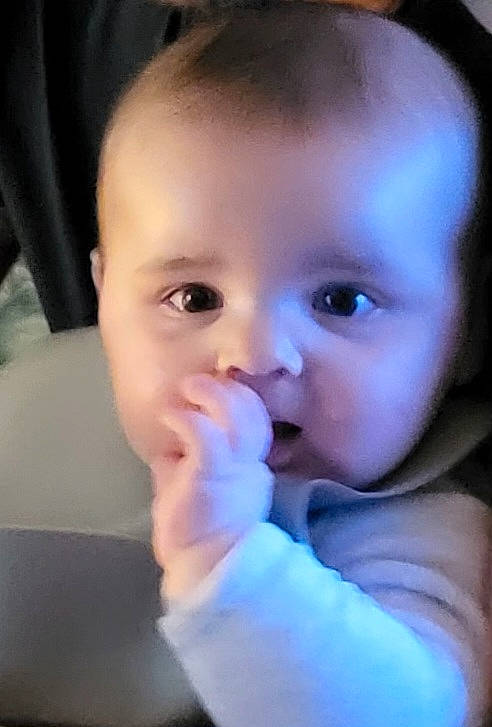 Antoine participe au concours pour gagner de l'argent avec cette photo : baby, baby_products, baby_toddler_clothing, cheek, child, darkness, ear, electric_blue, eyebrow, eyelash, flash_photography, gesture, happy, iris, lip, nail, nose, person, skin, thumb