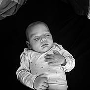 Eve a rejoint le concours — aidez-le/la à gagner de superbes lots ! baby, sleeping, infant, onesie, hand, face, peaceful, cozy, blanket, monochrome, black_and_white, newborn, child, portrait, resting, soft, cute, quiet, calm, indoor