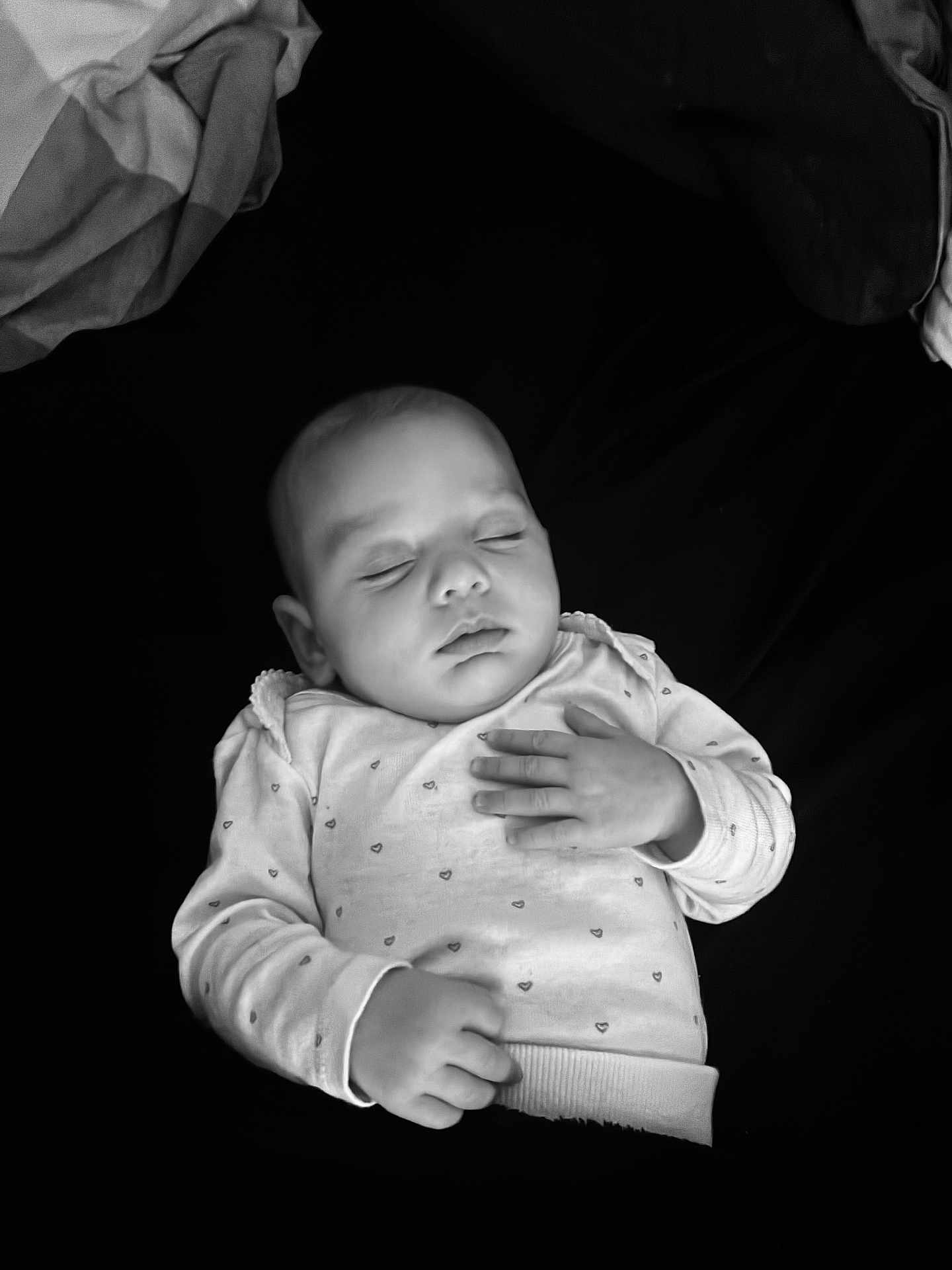 Eve a rejoint le concours — aidez-le/la à gagner de superbes lots ! baby, sleeping, infant, onesie, hand, face, peaceful, cozy, blanket, monochrome, black_and_white, newborn, child, portrait, resting, soft, cute, quiet, calm, indoor