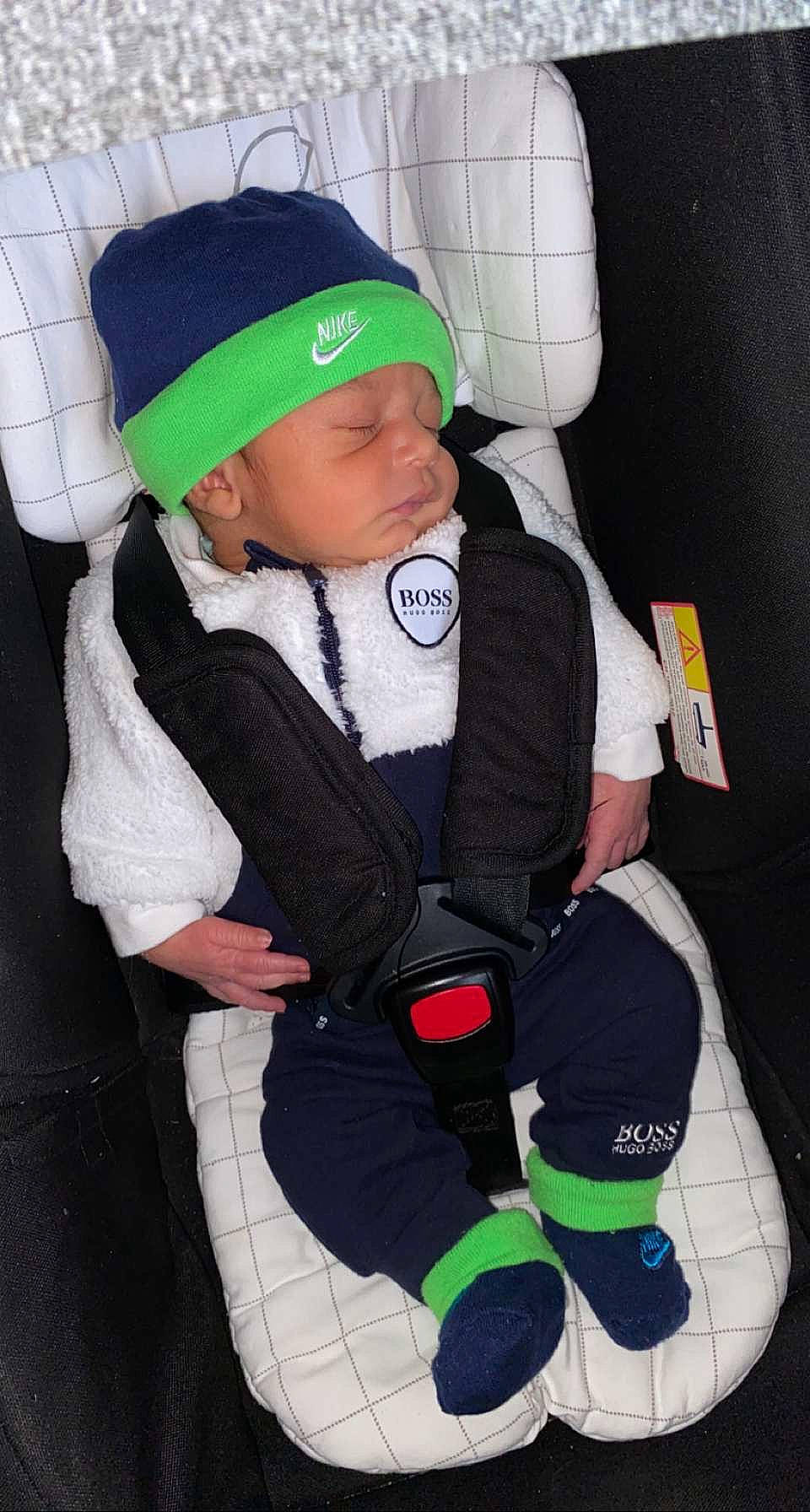 Kalvyn a rejoint le concours — aidez-le/la à gagner de superbes lots ! baby, baby_products, baby_toddler_clothing, cap, car_seat, child, comfort, cool, fun, glove, headgear, headwear, lap, person, personal_protective_equipment, seat_belt, sitting, sleeve, sock, thigh