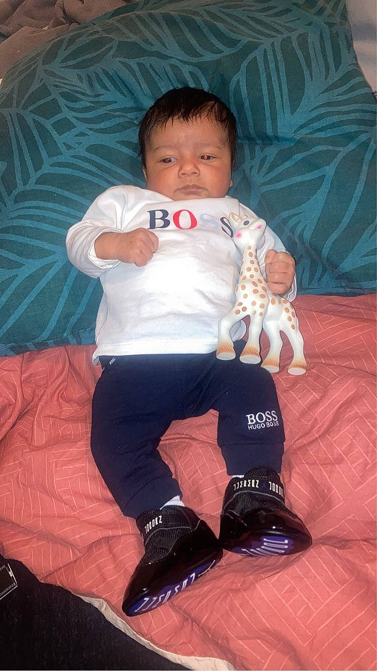 Kalvyn a rejoint le concours — aidez-le/la à gagner de superbes lots ! baby, baby_toddler_clothing, carmine, child, comfort, fun, happy, human_leg, knee, linens, pattern, person, pink, sitting, sleeve, sock, t_shirt, textile, thigh, toddler