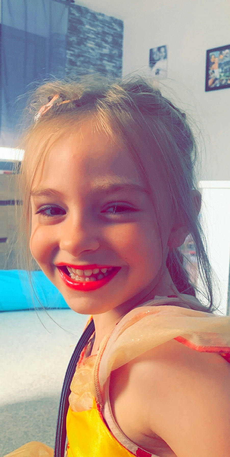 Jade participe au concours pour gagner de l'argent avec cette photo : beauty, blond, cheek, child, chin, eye, eyebrow, face, facial_expression, forehead, hair, hairstyle, head, joy, lip, mouth, nose, person, selfie, skin