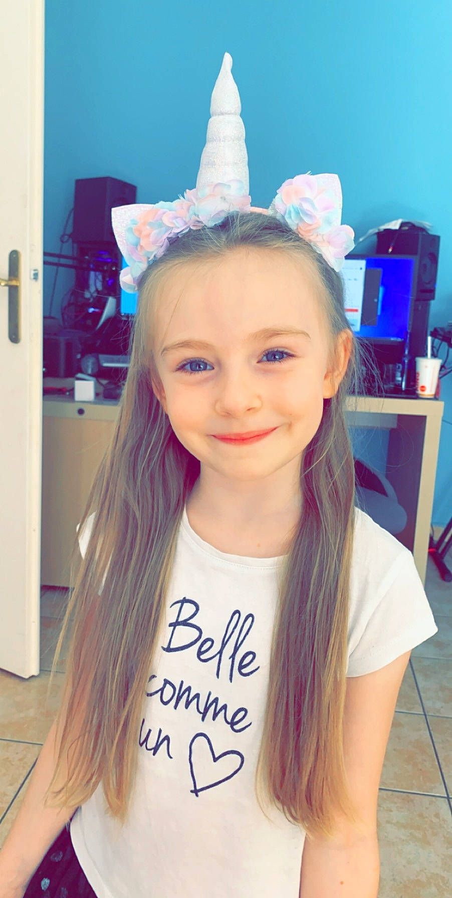 Jade a rejoint le concours — aidez-le/la à gagner de superbes lots ! blond, child_model, crown, ear, eyebrow, face, fashion_accessory, forehead, hair, hair_care, hair_coloring, hairstyle, happy, head, headgear, joy, lip, long_hair, organ, person