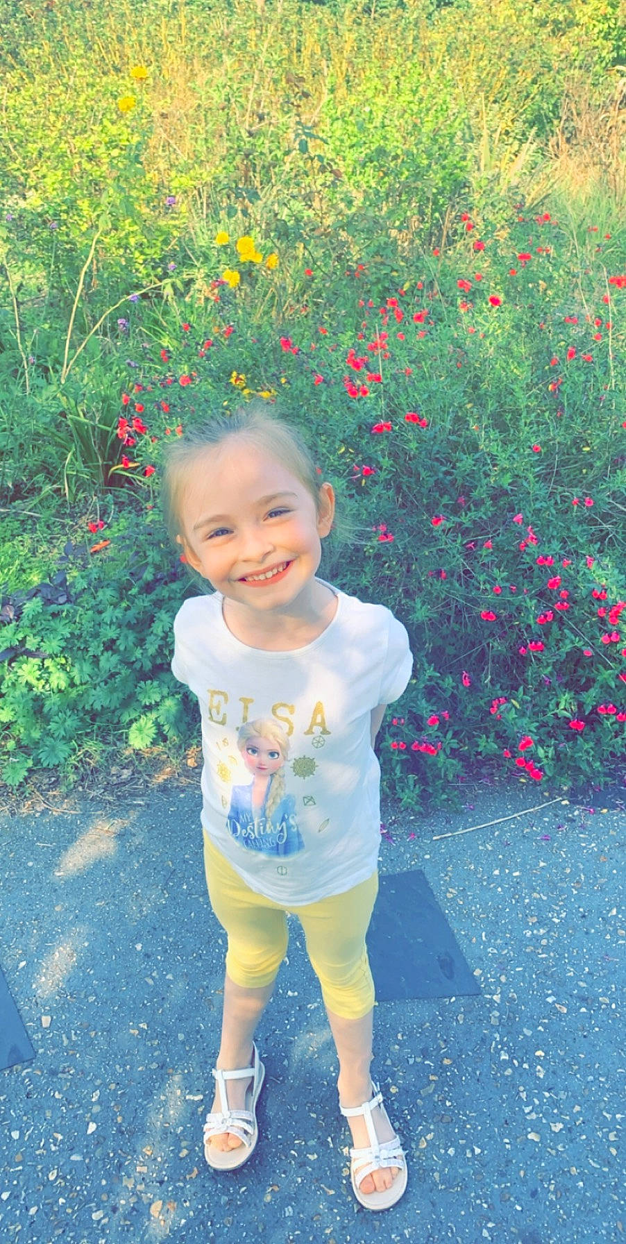 Jade a rejoint le concours — aidez-le/la à gagner de superbes lots ! child, face, flower, fun, grass, green, happy, joy, leaf, people, person, pink, plant, skin, smile, spring, standing, summer, sunlight, toddler