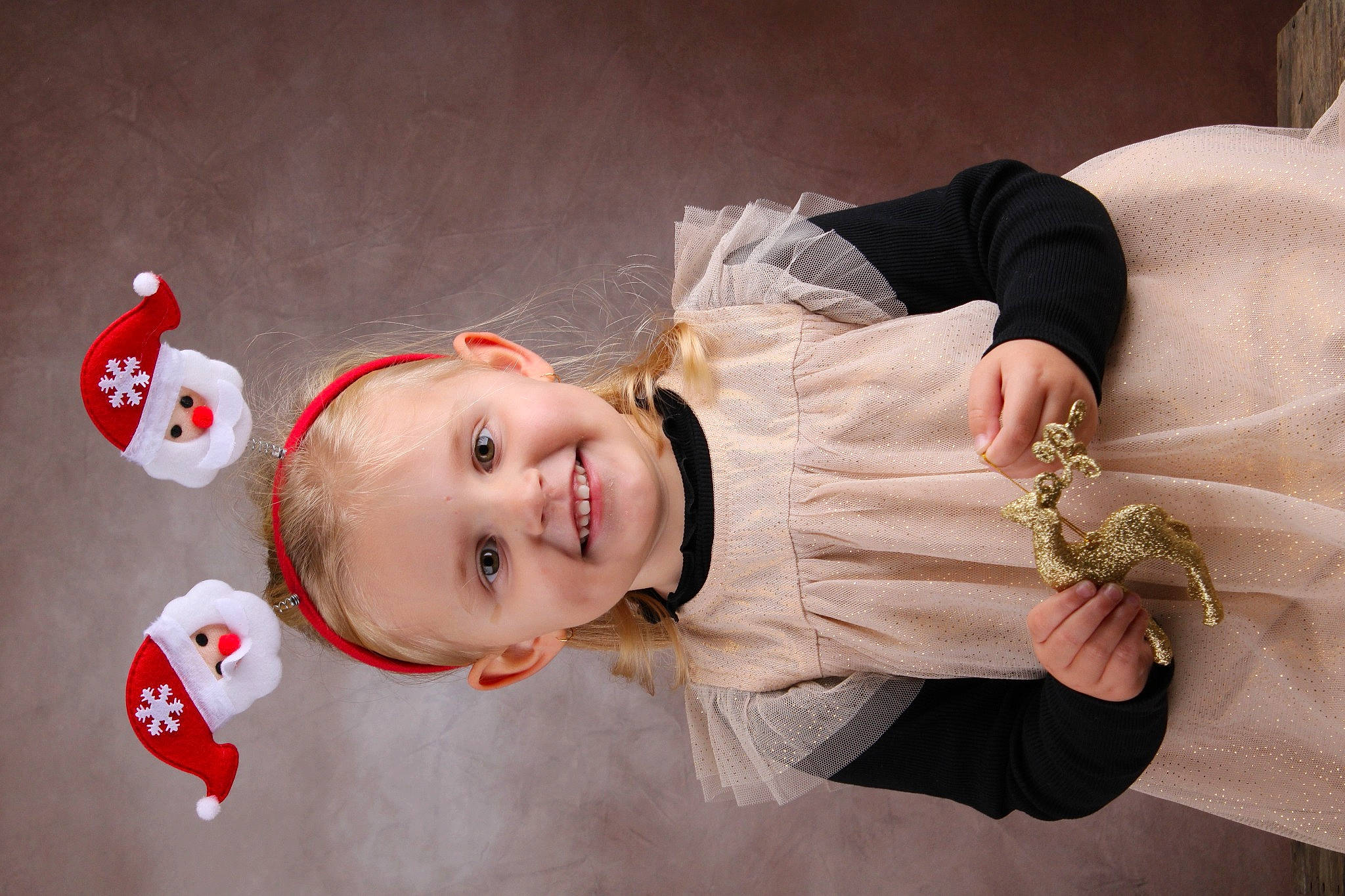 Analys a rejoint le concours — aidez-le/la à gagner de superbes lots ! baby, bridal_clothing, carmine, child, dress, event, eye, fashion_accessory, flash_photography, formal_wear, fun, happy, headpiece, holiday, jewellery, joy, laugh, person, portrait_photography, smile