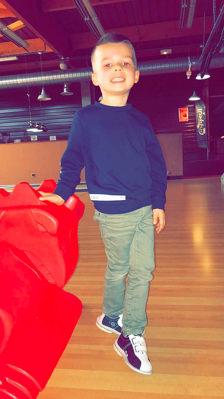 Matthéo a rejoint le concours — aidez-le/la à gagner de superbes lots ! child, fun, jeans, joy, person, pink, red, shoe, smile, standing