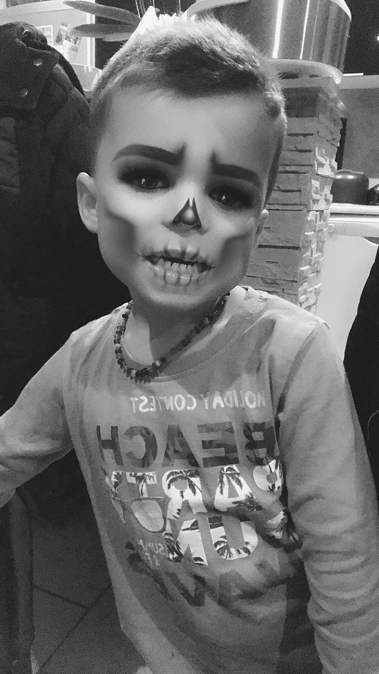 Matthéo participe au concours pour gagner de l'argent avec cette photo : black_and_white, child, cool, ear, eyewear, face, fictional_character, forehead, fun, glasses, head, jaw, monochrome, monochrome_photography, person, photography, selfie, smile, style, t_shirt