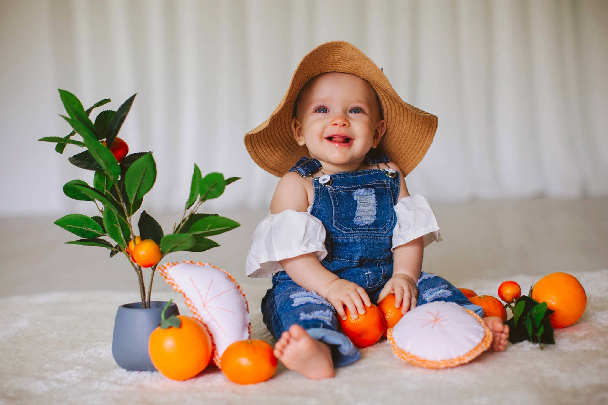 Emme is registered to the contest to win money with this photo: baby, calabaza, child, citrus, fruit, headwear, joy, mandarin_orange, orange, person, photography, plant, play, pumpkin, sitting, tangerine, toddler