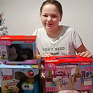 Lelia a rejoint le concours — aidez-le/la à gagner de superbes lots ! blanket, box, child, clothing, decor, face, figure, furniture, gift, happy, holiday, horse, indoor, packaging, person, portrait, room, smile, table, toy