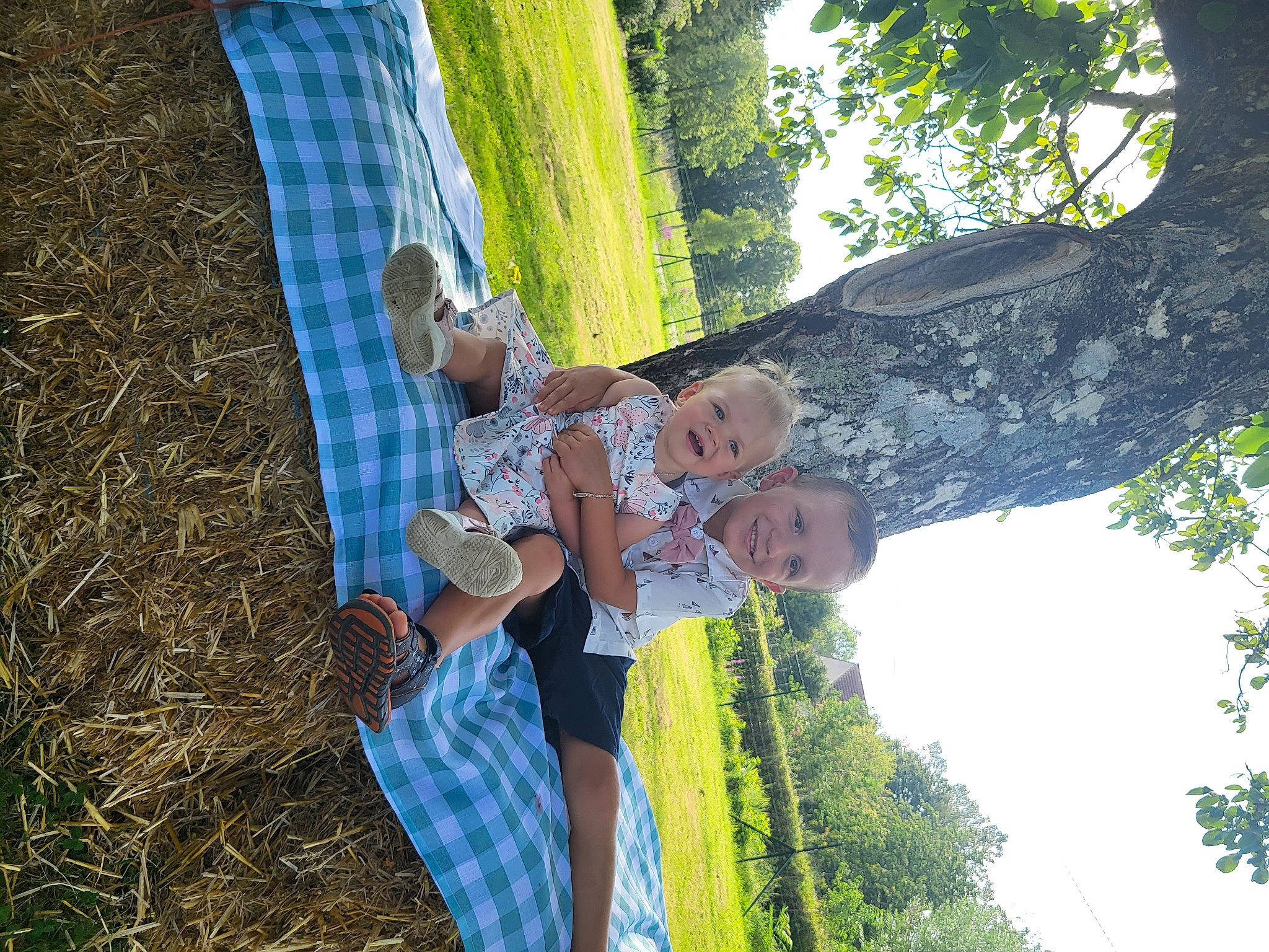Carla participe au concours pour gagner de l'argent avec cette photo : fun, gesture, grass, grassland, happy, joy, leaf, leisure, light, pattern, people_in_nature, person, plant, recreation, sky, smile, spring, summer, sunlight, toddler