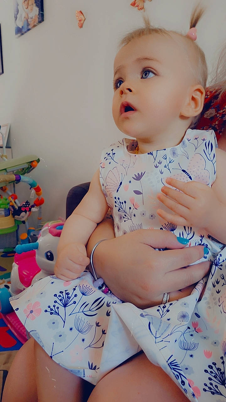 Carla a rejoint le concours — aidez-le/la à gagner de superbes lots ! baby, baby_toddler_clothing, cheek, child, eye, face, finger, happy, head, human_body, iris, joint, lip, mouth, neck, nose, person, pink, skin, sleeve