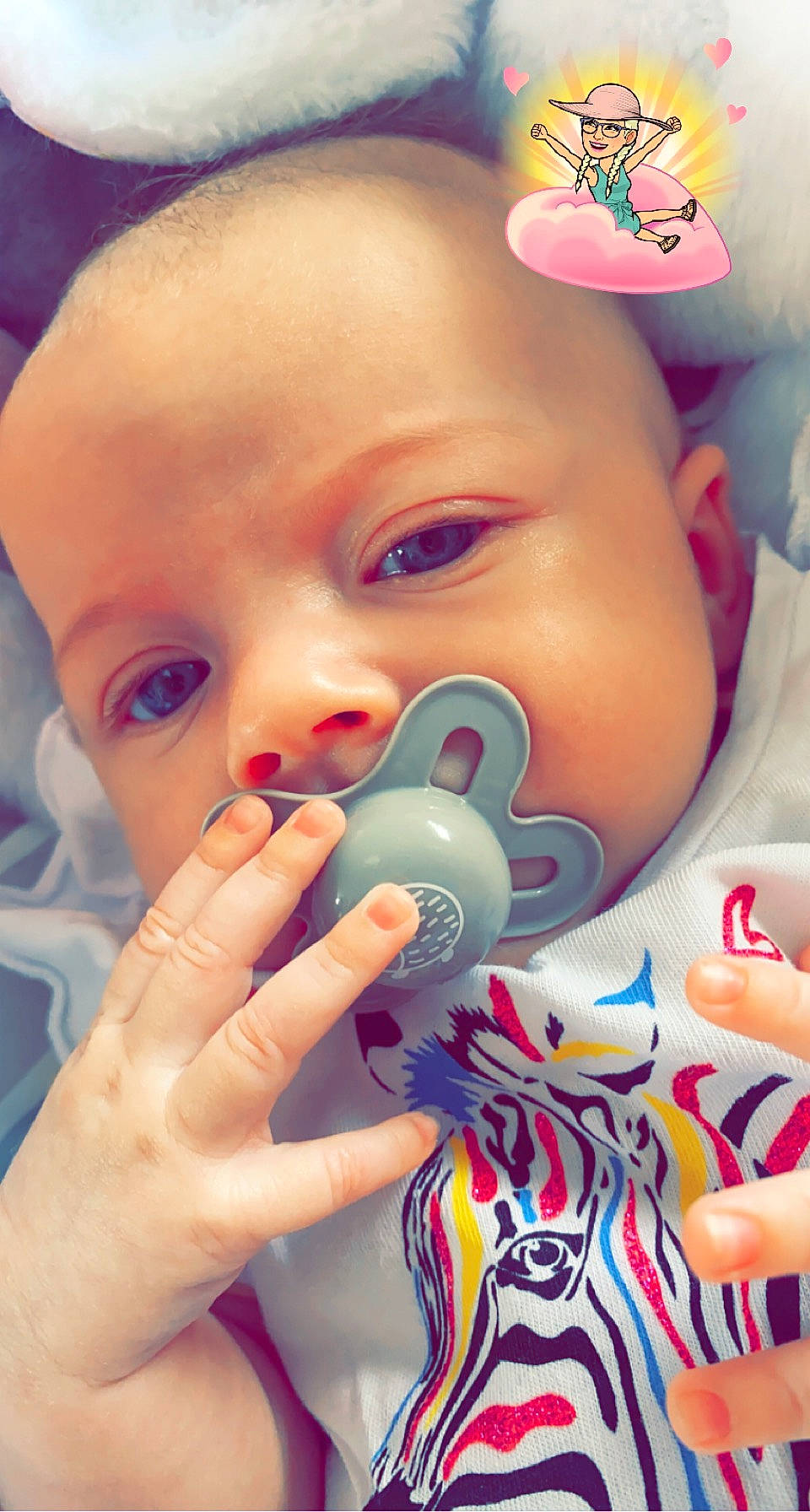 Carla participe au concours pour gagner de l'argent avec cette photo : baby, cheek, ear, eye, eyebrow, eyelash, facial_expression, finger, gesture, head, iris, lip, mouth, nail, neck, nose, organ, person, pink, skin