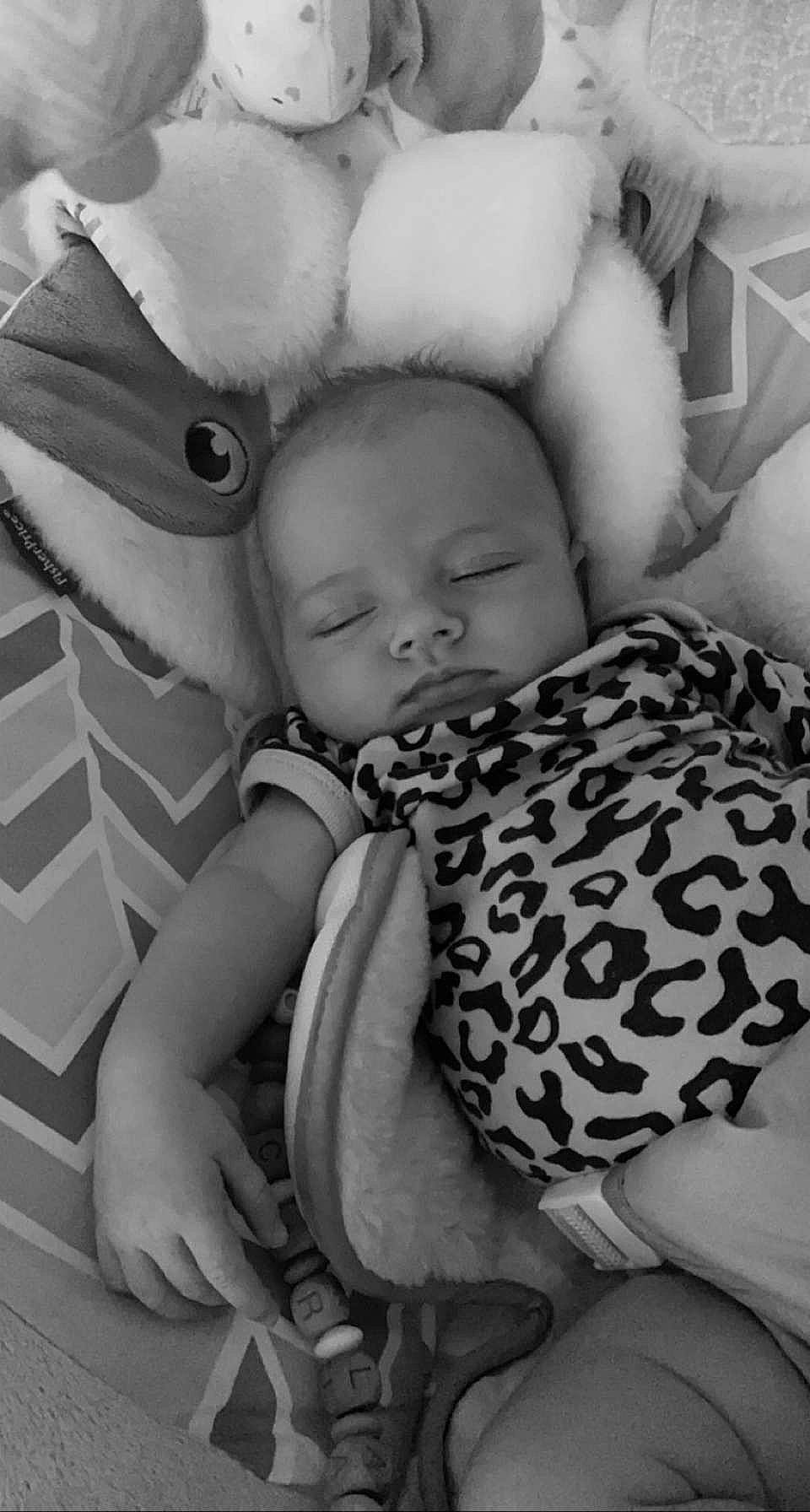 Carla a rejoint le concours — aidez-le/la à gagner de superbes lots ! baby, baby_toddler_clothing, cheek, child, comfort, eye, finger, happy, head, human_body, iris, lip, mouth, nose, people, person, skin, style, textile, toddler