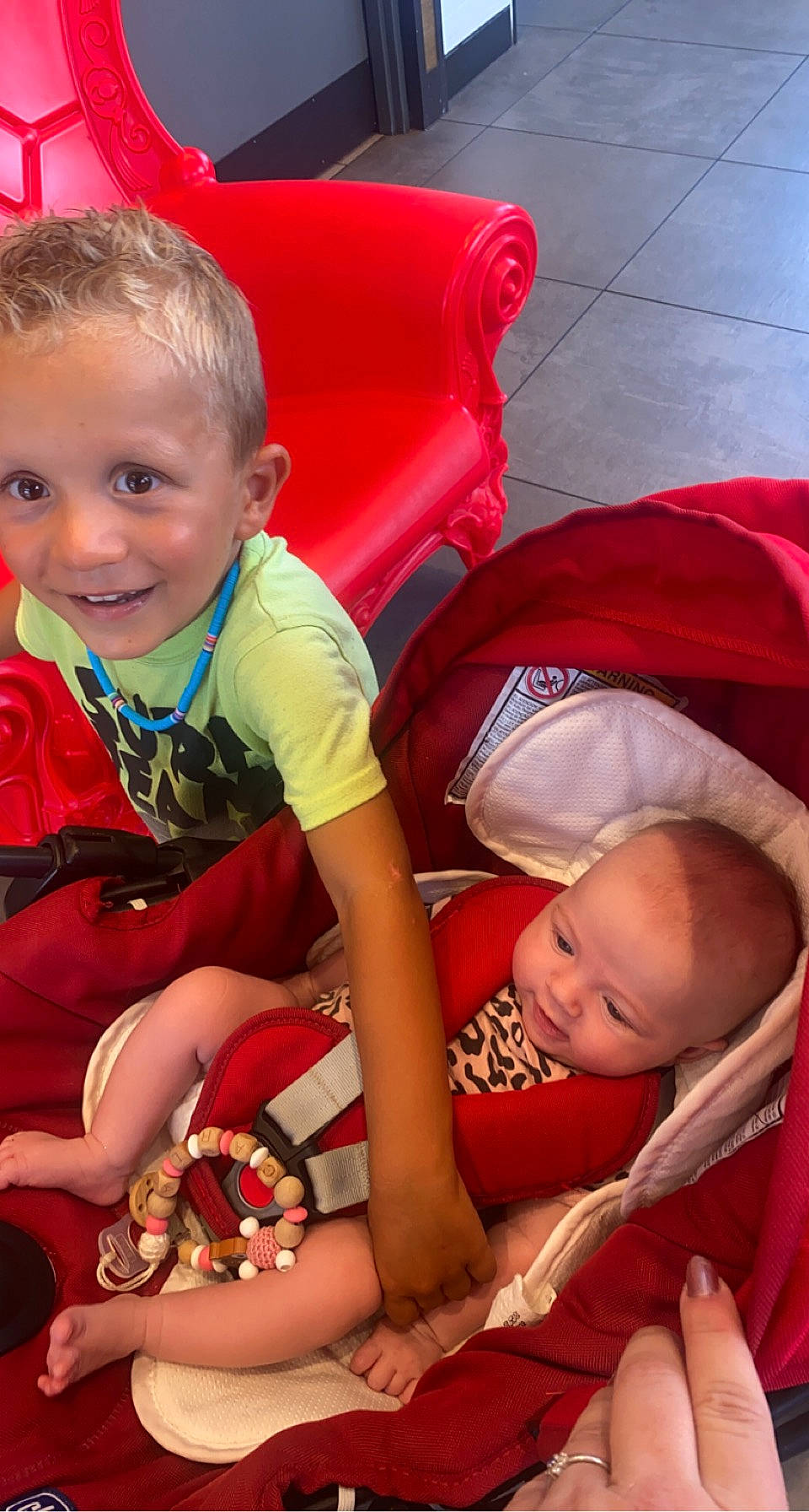 Carla a rejoint le concours — aidez-le/la à gagner de superbes lots ! arm, baby_toddler_clothing, cheek, comfort, eye, face, facial_expression, hand, happy, human, human_body, joint, joy, lap, leg, mammal, mouth, muscle, person, skin