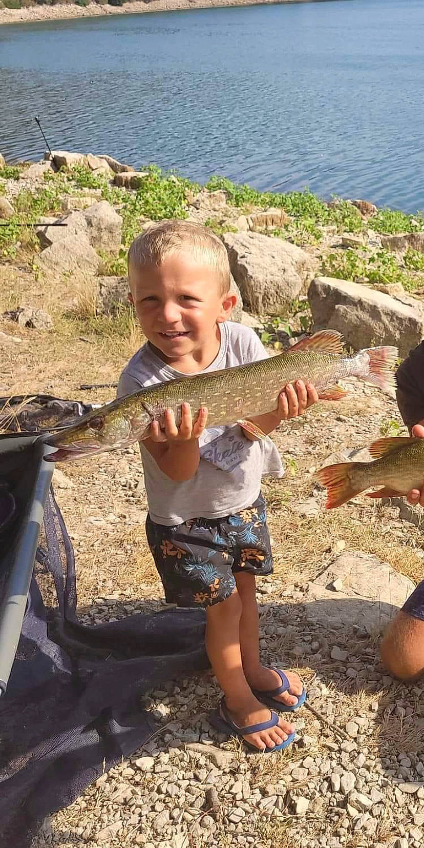 Ethane participe au concours pour gagner de l'argent avec cette photo : adaptation, barefoot, child, foot, fun, grass, joy, landscape, leg, leisure, people_in_nature, person, recreation, rock, sand, shorts, soil, summer, t_shirt, thigh