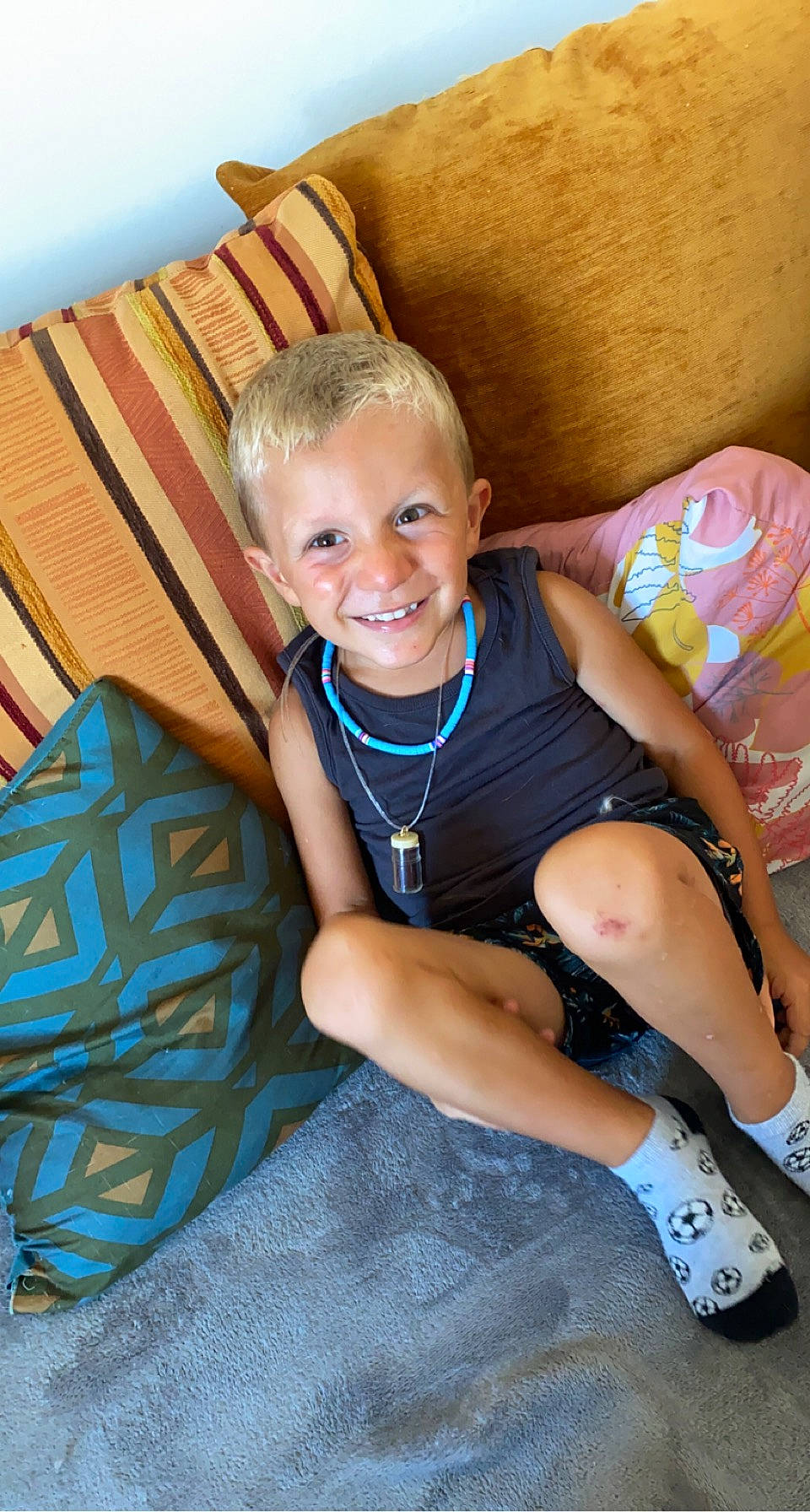 Ethane a rejoint le concours — aidez-le/la à gagner de superbes lots ! blue, chair, comfort, eye, face, finger, fun, hair, hairstyle, happy, head, human_body, joy, knee, lap, leg, leisure, mouth, person, shorts